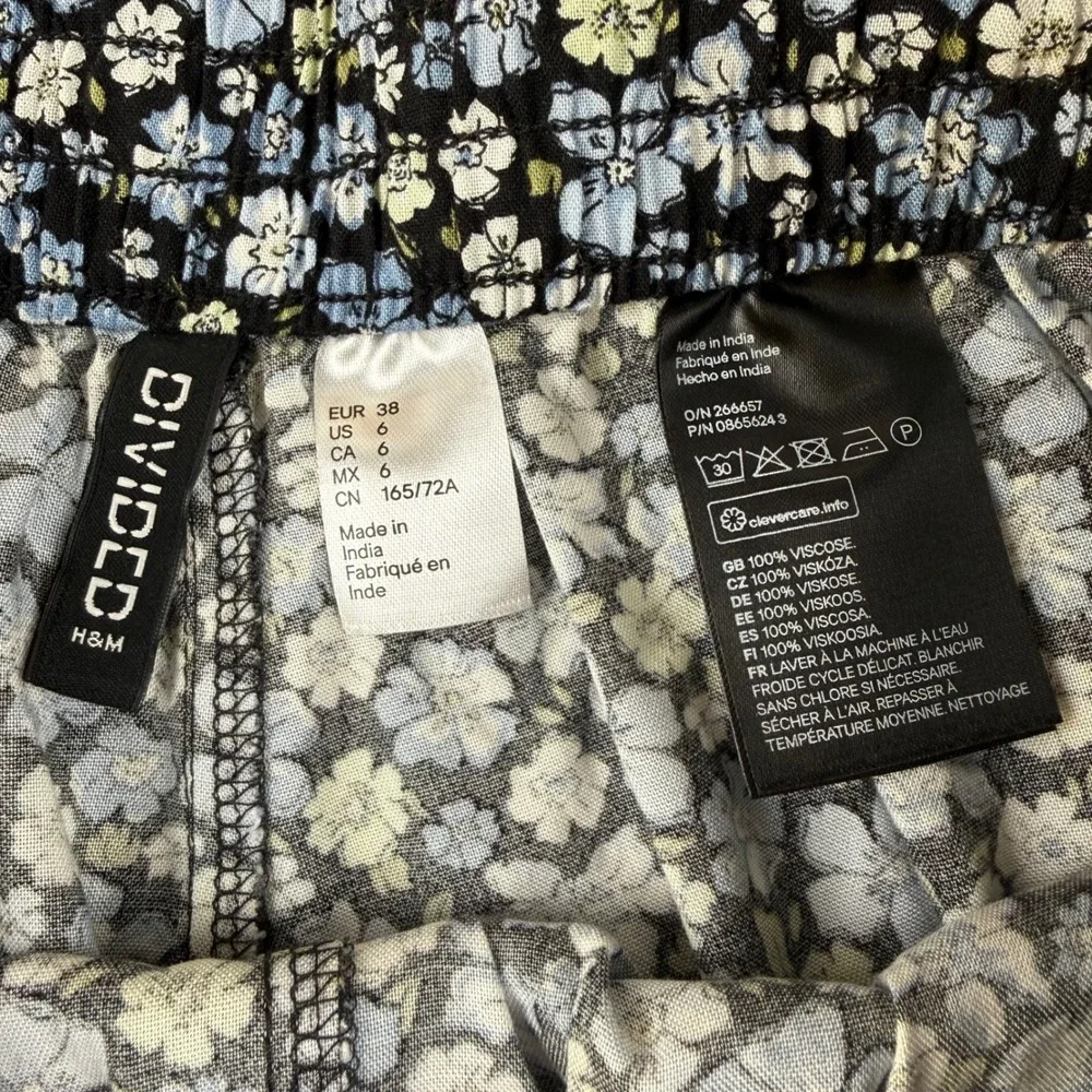 Cottagecore Floral Shorts Viscose Smocked Waist Size 6 H&M Divided - Picture 3 of 4